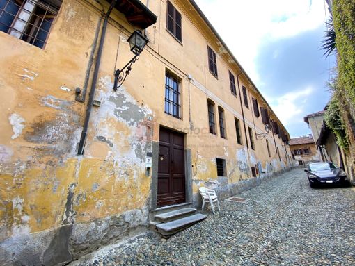 La comunità Papa Giovanni XXIII di via Annunziata e il sindaco Calderoni, durante la conferenza stampa di stamane in Municipio