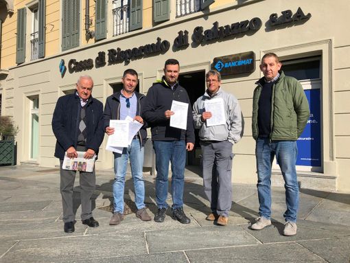 La consegna della raccolta firme, di fronte alla CRS Bper di Saluzzo, questa mattina