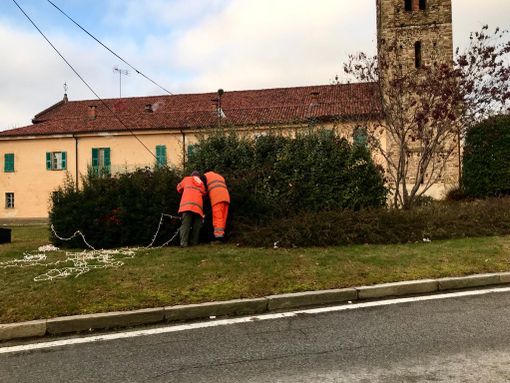 Si riposizionano le luminarie natalizie sparite dalla rotonda della Consolata, a Saluzzo