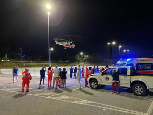 L'atterraggio notturno dell'elisoccorso a Santo Stefano Belbo L'atterraggio notturno dell'elisoccorso a Santo Stefano Belbo