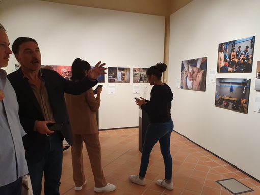 Alessandro Gandolfi con le fotografie scattate in 18 paesi del mondo