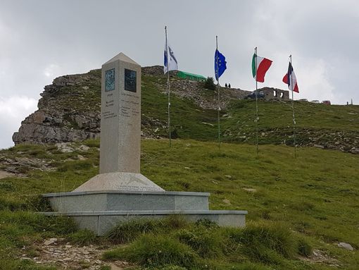 Le montagne dividono le acque ma uniscono gli uomini presso la Stele della Fraternità Montanara al confine fra Francia, Piemonte e Liguria Le montagne dividono le acque ma uniscono gli uomini presso la Stele della Fraternità Montanara al confine fra Francia, Piemonte e Liguria