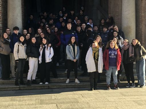 Gli studenti delle classi 5^A, 5^C e 5^D sulla scalinata del Castello di Rivoli