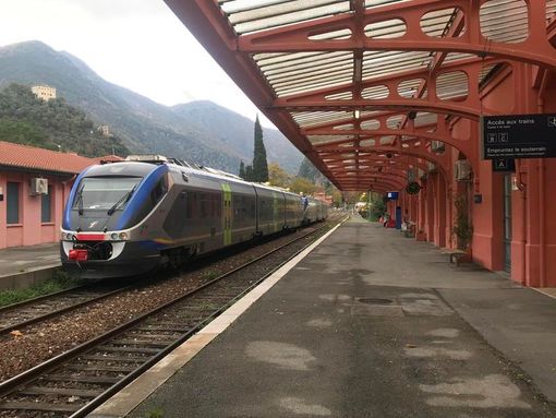 Deviatoio ko allo scambio di Airole: treni in ritardo di oltre 40 minuti sulla Cuneo-Ventimiglia Deviatoio ko allo scambio di Airole: treni in ritardo di oltre 40 minuti sulla Cuneo-Ventimiglia