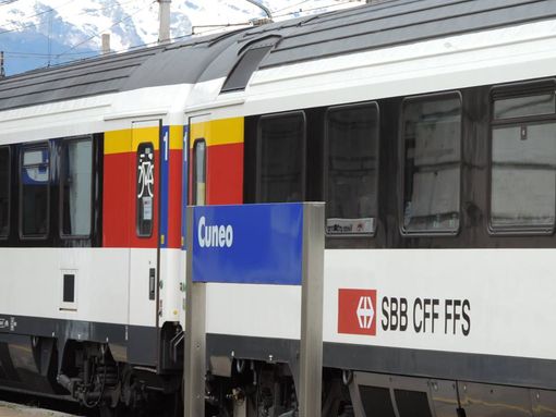 "Tenda Express": ha toccato anche Cuneo il viaggio dei 6 vagoni svizzeri "Tenda Express": ha toccato anche Cuneo il viaggio dei 6 vagoni svizzeri