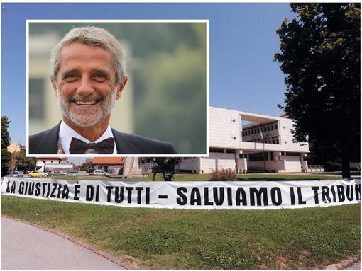 Sullo sfondo, lo striscione contro la chiusura del tribunale (anno 2012). Nel riquadro in alto a sinistra, l'avvocato Maurizio Bonatesta