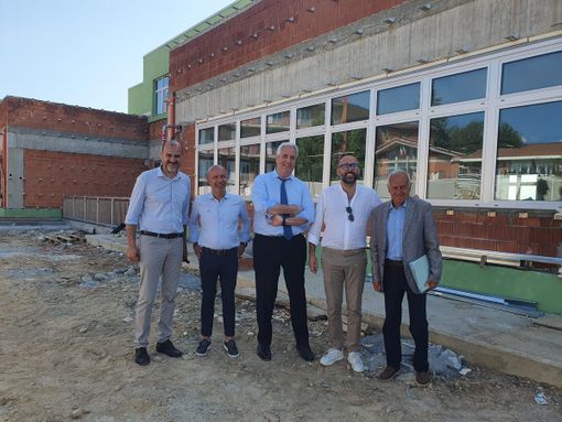 Davide Sannazzaro, Silvano Dovetta, Federico Borgna, Luca Robaldo, Giancarlo Panero davanti al nuovo Itis di Verzuolo