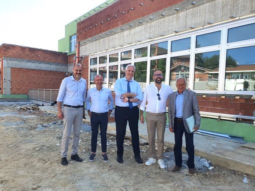 Il presidente Robaldo insieme al consigliere delegato Davide Sannazzaro, a Silvano Dovetta, a Federico Borgna, e Giancarlo Panero davanti al nuovo Itis di Verzuolo durante il sopralluogo tenuto alla fine dello scorso giugno