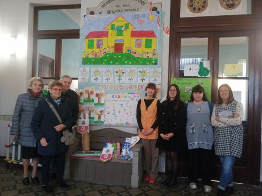 La consegna del materiale presso la monosezione della scuola dell'Infanzia