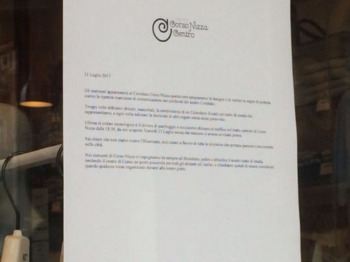 Uno dei cartelli informativi apparsi ieri sulle vetrine dei negozi di Corso Nizza