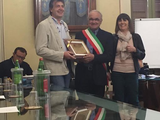 Il sindaco Roattino consegna la targa ai fratelli Volume