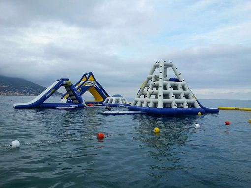 Inaugura a Laigueglia il primo e unico parco acquatico direttamente in mare Inaugura a Laigueglia il primo e unico parco acquatico direttamente in mare