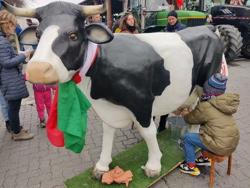 Gli Agricoltori Indipendenti continuano la protesta in piazza Dompè a Fossano