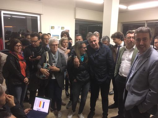 Primi festeggiamenti ad Alba, in attesa del risultato finale