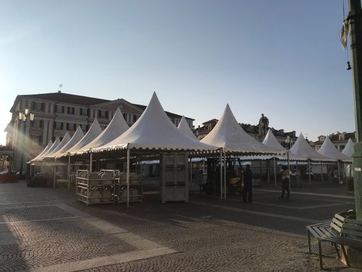 Dopo un anno di stop, a Cuneo torna la Fiera del Marrone: in piazza Galimberti al via l'allestimento Dopo un anno di stop, a Cuneo torna la Fiera del Marrone: in piazza Galimberti al via l'allestimento
