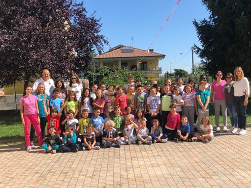 Miny-volley a scuola con Liano Petrelli: mattinata di gioco e sport alla primaria di Bombonina