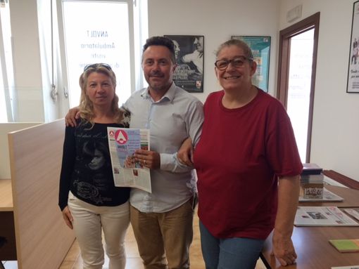 Da sinistra Letizia, una volontaria, il responsabile della delegazione di Cuneo Simone Ruzza e un'altra volontaria, Ombretta