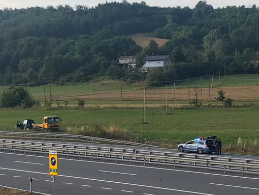 Ceva: lungo la Verdemare una vettura finisce nel prato