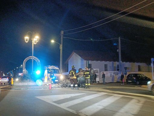 L'auto cappottata nella rotonda di Sommariva del Bosco L'auto cappottata nella rotonda di Sommariva del Bosco