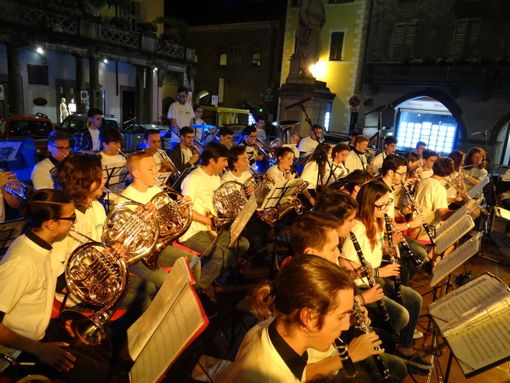A Magliano Alfieri concerto con due bande. Aspettando Capodanno