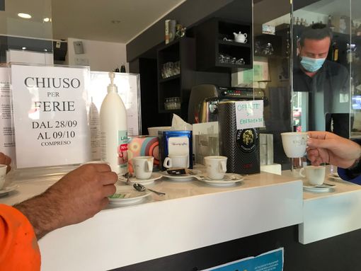 Chiuso per ferie, riapre il bar e fa centinaia di caffè per volontari e soccorritori al lavoro a Limone Piemonte Chiuso per ferie, riapre il bar e fa centinaia di caffè per volontari e soccorritori al lavoro a Limone Piemonte