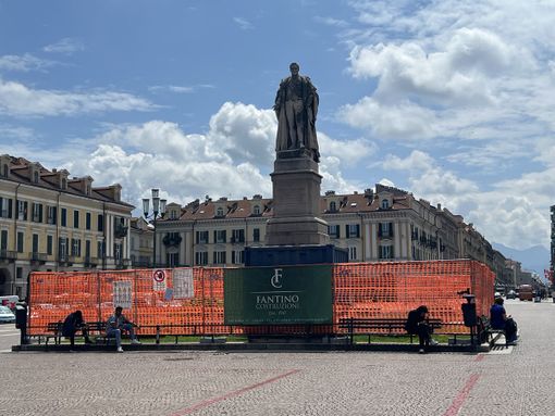 Tre mesi di lavori per rimettere a nuovo la statua del Barbaroux, nel cuore di Cuneo