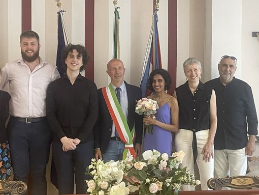 Dopo una lunga battaglia riesce a lasciare l'India per sposarsi. A Venasca il sogno di Angelo e Kika diventa realtà