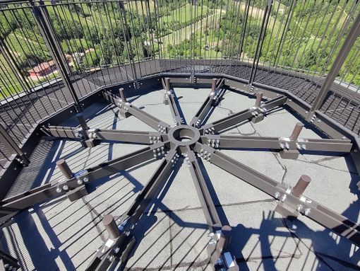 Il Belvedere 'd Curnian dall'alto. Nelle altre foto: alcuni momenti dell'inaugurazione