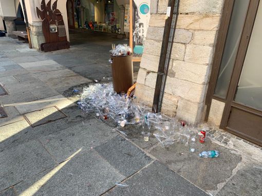 Risveglio tra bicchieri e bottiglie vuote, in via Roma, dopo il Cocktail Fair