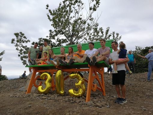 A Battifollo inaugurata la Big Bench 313 color verde e arancione