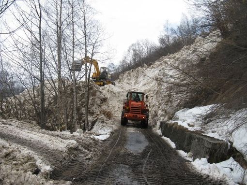 Una slavina caduta sulla Brogo di Crissolo-Ciampagna di Ostana in una foto d'archivio Una slavina caduta sulla Brogo di Crissolo-Ciampagna di Ostana in una foto d'archivio