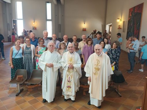 Don Duilio con il gruppo di canto