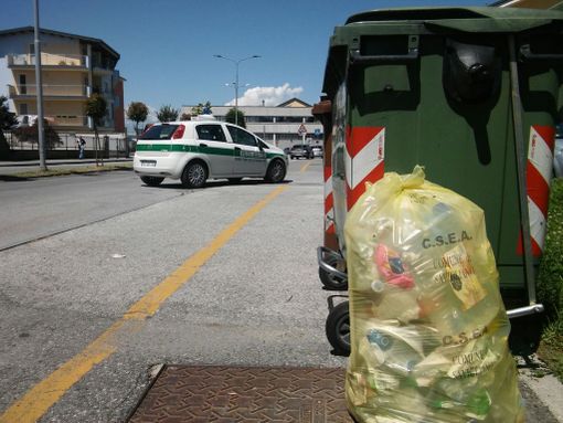 Savigliano: abbandona rifiuti fuori dal cassonetto, sanzionato dalla Polizia locale un 77enne