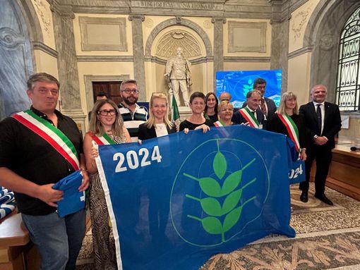 La consegna agli amministratori dei Comuni della Granda premiati coi riconoscimenti 2024 (archivio) La consegna agli amministratori dei Comuni della Granda premiati coi riconoscimenti 2024 (archivio)