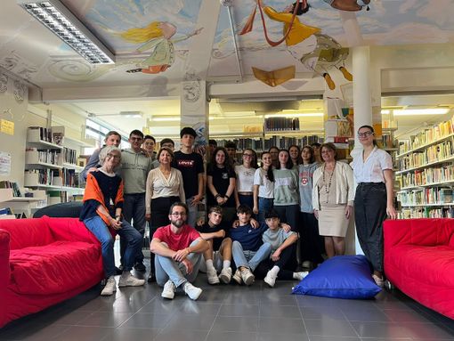 Bra, in biblioteca l'inaugurazione del murales di Giovanni Botta e dagli studenti del liceo "Giolitti Gandino"
