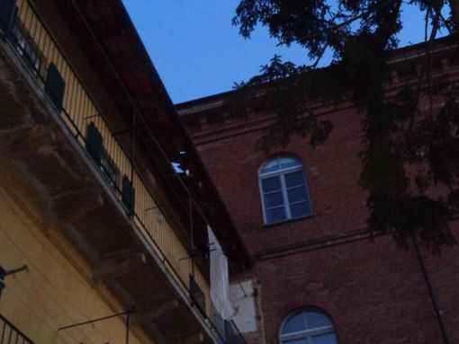 Forti raffiche di vento a Bra, cadono tegole e rami