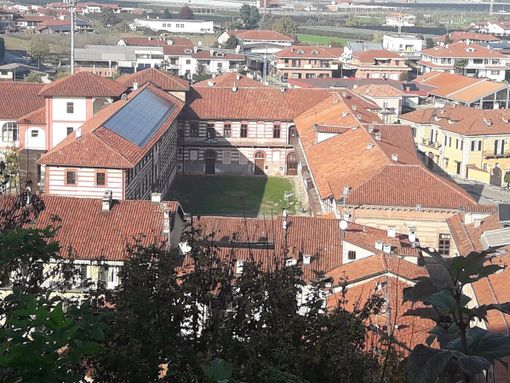 Saluzzo, veduta dall'alto del'ala centrale della ex caserma Musso che ospita la nuova biblioteca Saluzzo, veduta dall'alto del'ala centrale della ex caserma Musso che ospita la nuova biblioteca