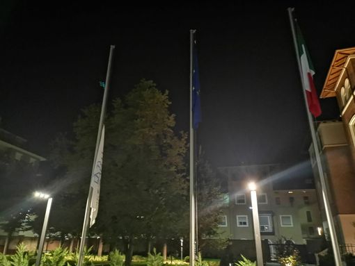La bandiera a mezz'asta testimonia il lutto nella sede cuneese di Confindustria La bandiera a mezz'asta testimonia il lutto nella sede cuneese di Confindustria