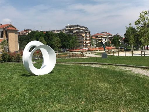 Una delle scultura (ora rimosse) del parco Parri