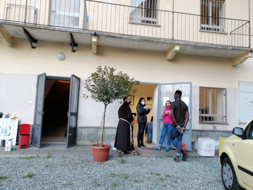 Saluzzo, l'ingresso della parte di  Casa Madre Teresa di Calcutta destinata ai più fragili. In foto con gli operatori di Saluzzo Migrante anche Fra Andrea Nico Grossi che si occupa della mensa