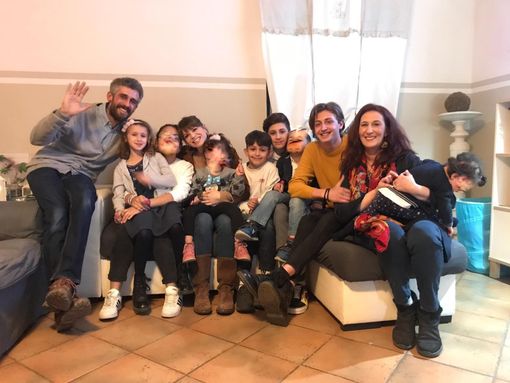 La cantante Alessandra Amoroso a Saluzzo  con i figli di Lorenzo ( a sinistra) e Francesca Abbà