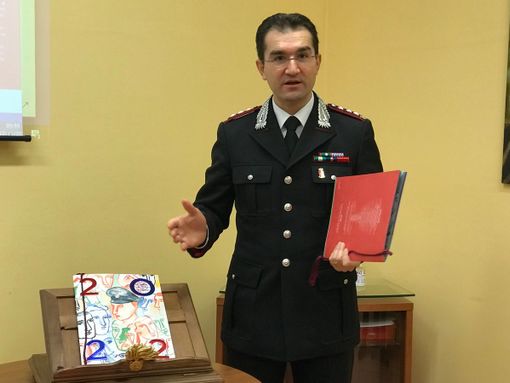 La penna di Lucarelli e il pennello di Chia per il calendario dell'Arma 2022 La penna di Lucarelli e il pennello di Chia per il calendario dell'Arma 2022