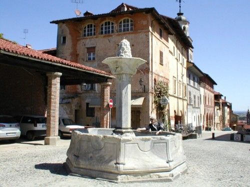 Saluzzo, la fontana della Drancia in piazza Castello
