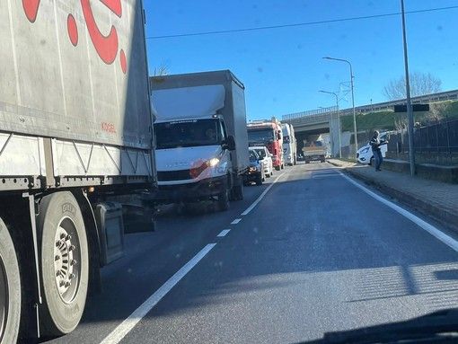 Quattro chilometri di coda tra Savona e Altare per un veicolo fermo in autostrada Quattro chilometri di coda tra Savona e Altare per un veicolo fermo in autostrada