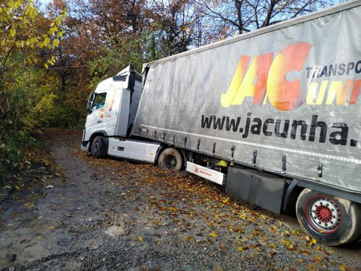 Camion sbaglia strada e si impantana: da cinque giorni è bloccato sulla collina di Manta