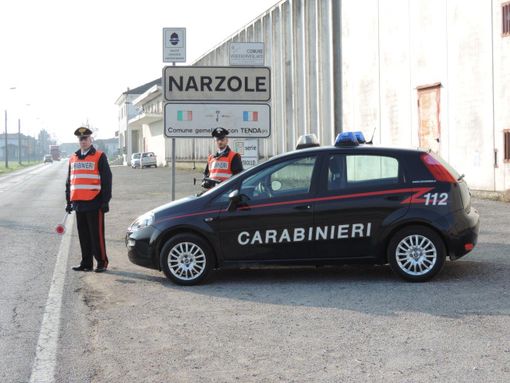 "Dacci i soldi o ti facciamo togliere la patente dai carabinieri": due arresti per estorsione a Narzole "Dacci i soldi o ti facciamo togliere la patente dai carabinieri": due arresti per estorsione a Narzole