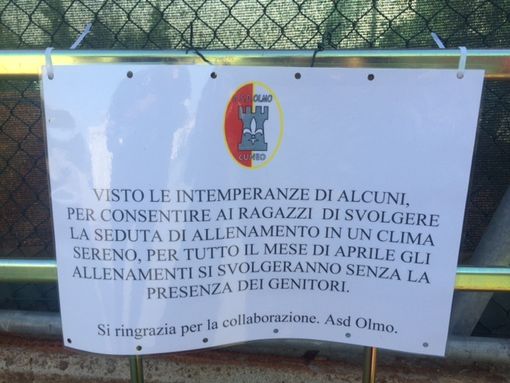 Cuneo, un cartello negli impianti sportivi dell'ASD Olmo: "Gli allenamenti ad aprile si svolgeranno senza la presenza dei genitori"