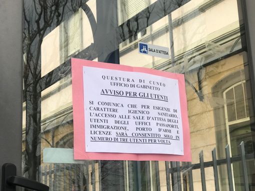 Tre persone alla volta, disinfettante per mani e finestre spalancate ogni 15 minuti: le disposizioni in atto negli uffici della Questura di Cuneo Tre persone alla volta, disinfettante per mani e finestre spalancate ogni 15 minuti: le disposizioni in atto negli uffici della Questura di Cuneo