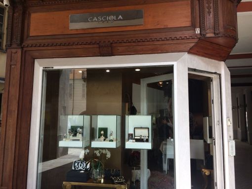 Malviventi rubano orologio di pregio in un negozio del centro di Cuneo: "Ricompensa a chiunque ci dia informazioni"