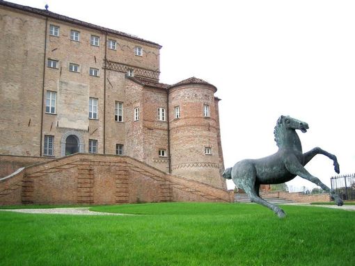 Nel Castello di Carrù, sede della Banca Alpi Marittime torna  “A Carrù… la notte è blu!”